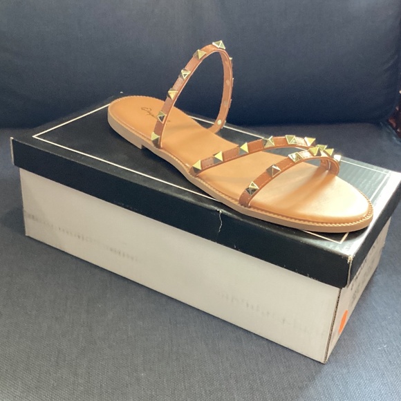 Qupid Camel Gold Sixe 8.5 Studded Flat Sandal NWT - Picture 1 of 3